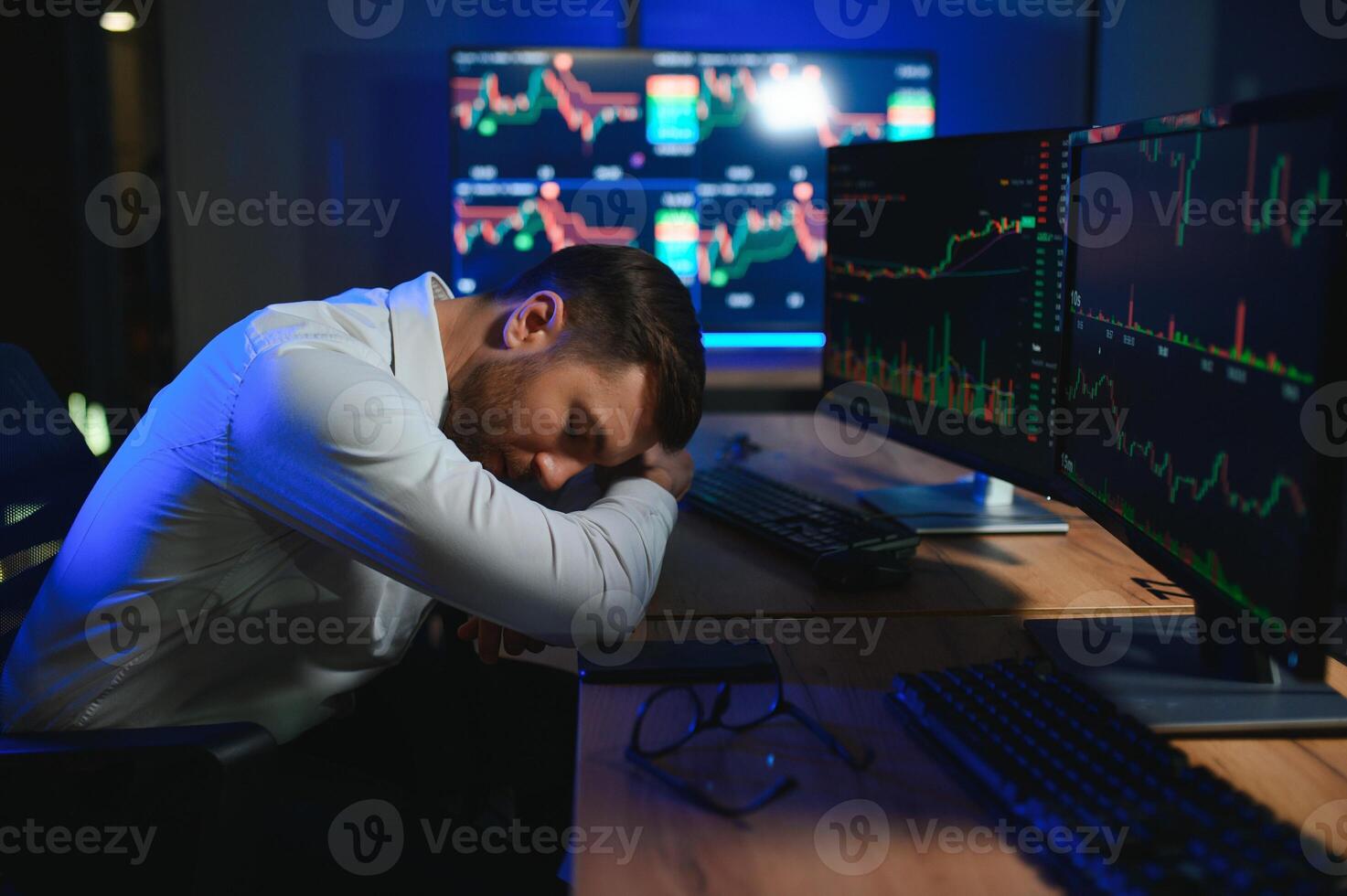estressado o negócio homem criptografia comerciante corretor investidor analisando estoque troca mercado criptografia negociação foto