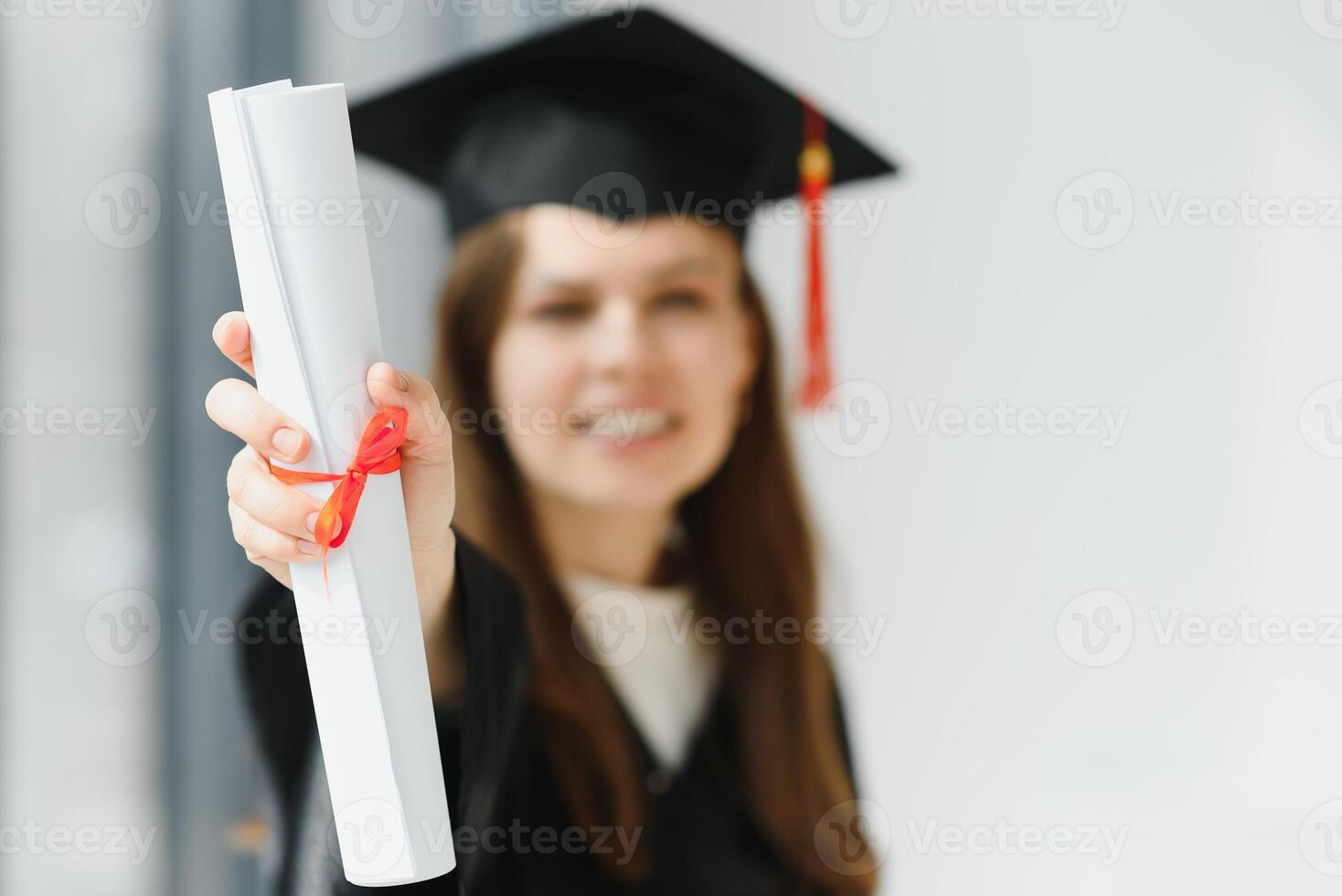 graduação aluna em pé com diploma foto