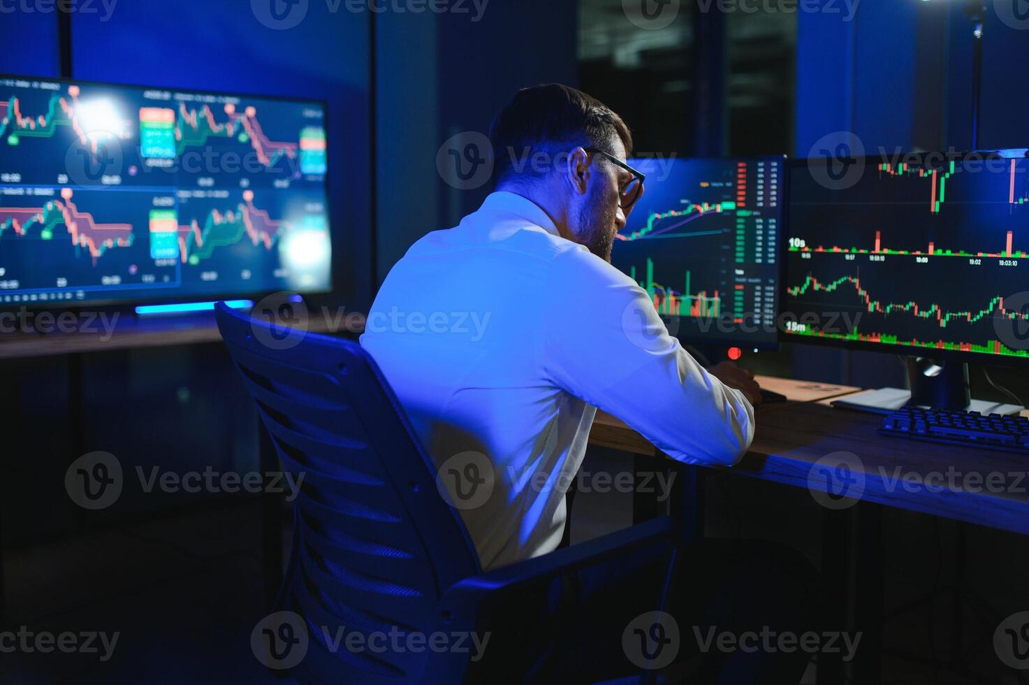 criptografia comerciante investidor analista olhando às computador tela analisando financeiro foto