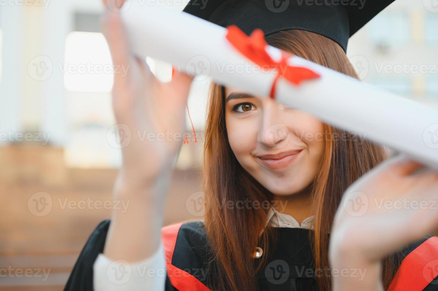 graduação aluna em pé com diploma foto