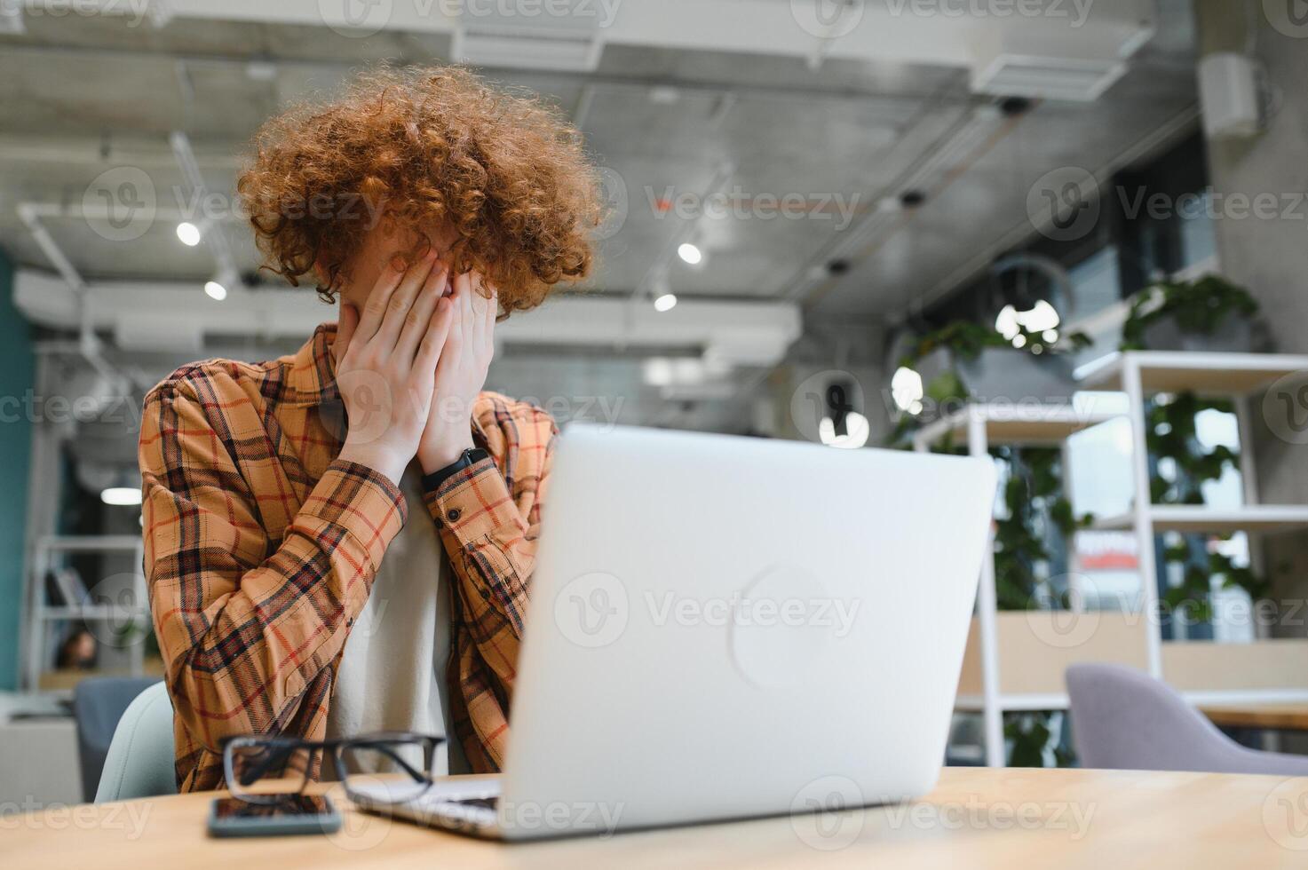 à moda masculino trabalhador autonomo trabalhando em Novo comece projeto fazer Internet pesquisadores analisando dados usando computador portátil foto