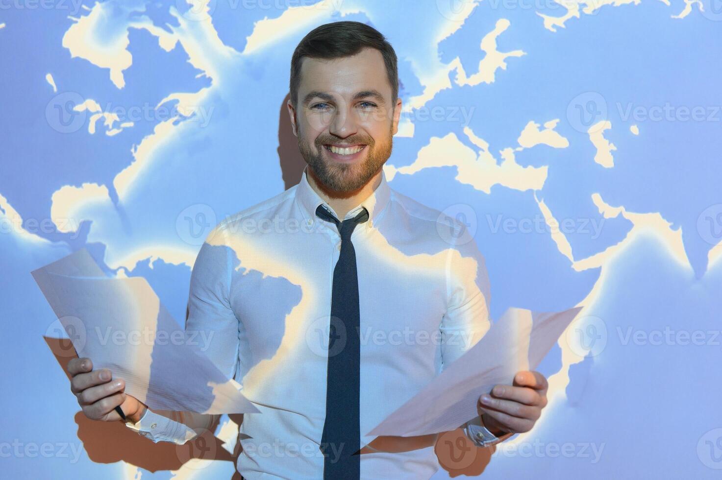 homem de negocios em a fundo do a mundo mapa, internacional economia. foto