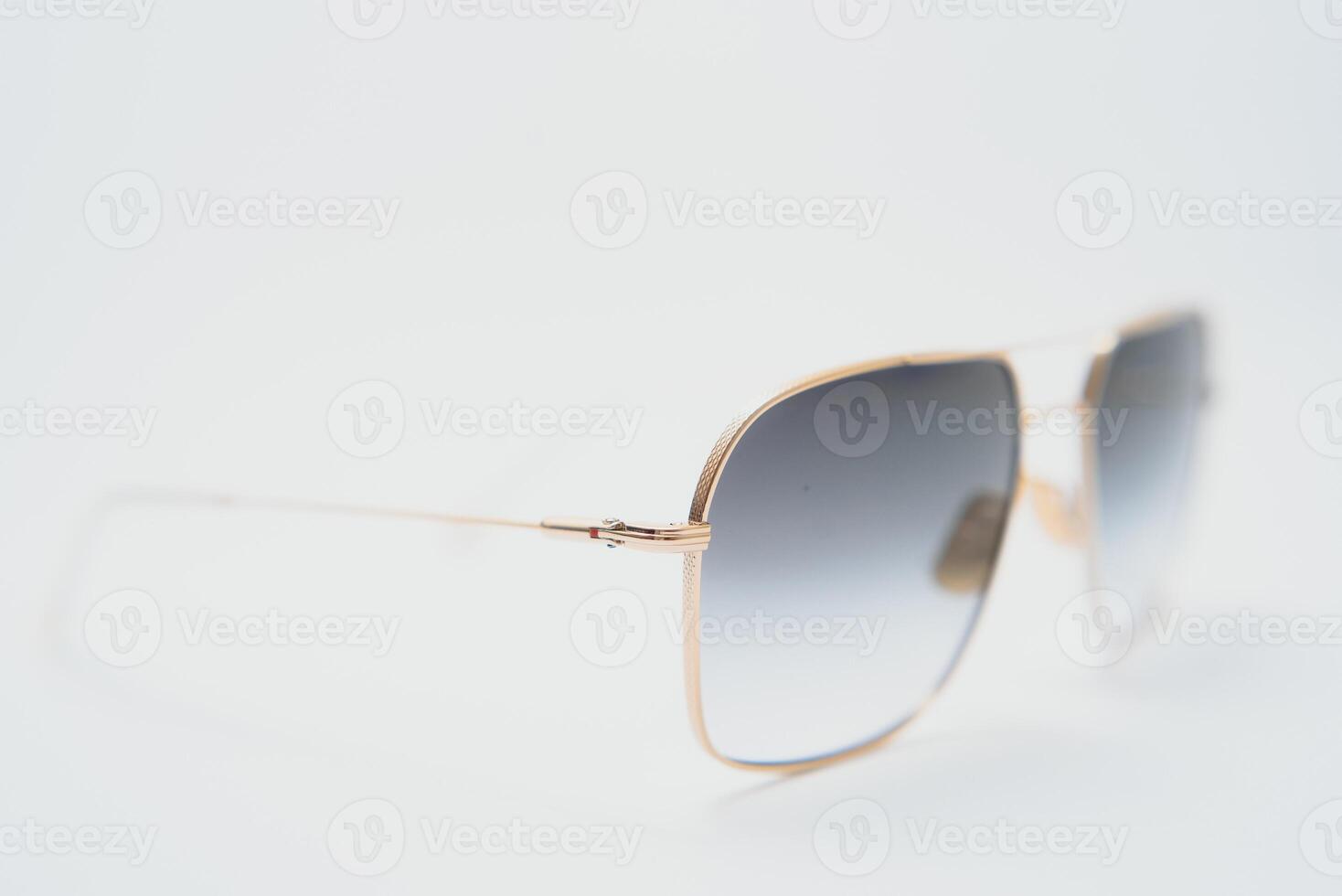 conceptual elegante oculos de sol isolado em branco fundo. Sol óculos verão acessórios Como Projeto elemento para promo ou publicidade bandeira. Alto qualidade óculos de sol em branco fundo foto