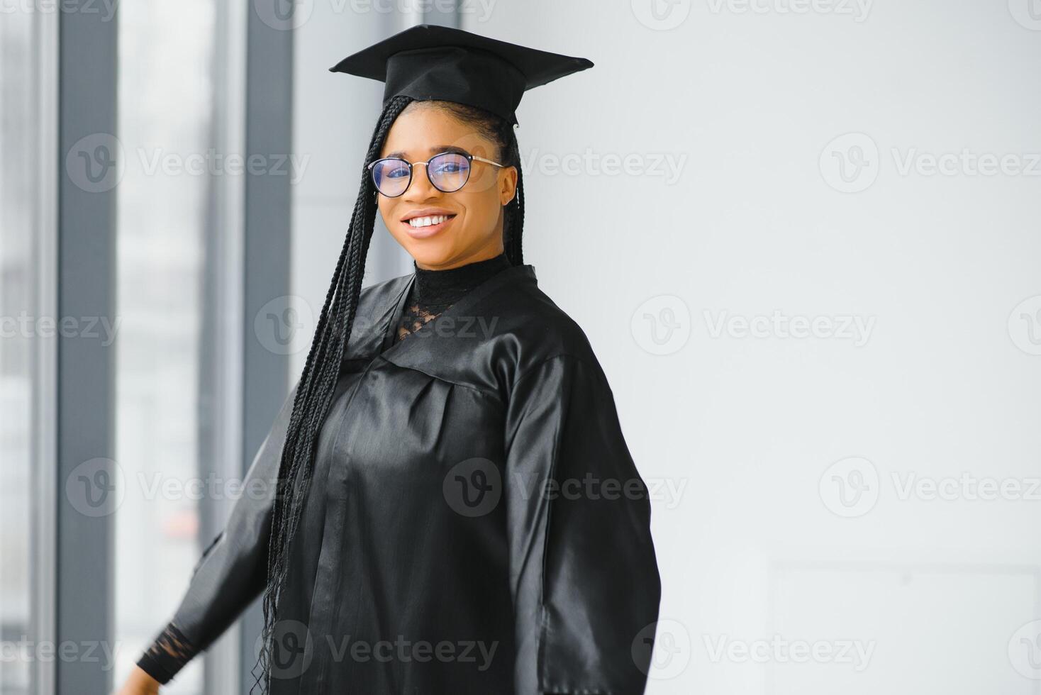 uma bonita africano americano mulher graduado foto