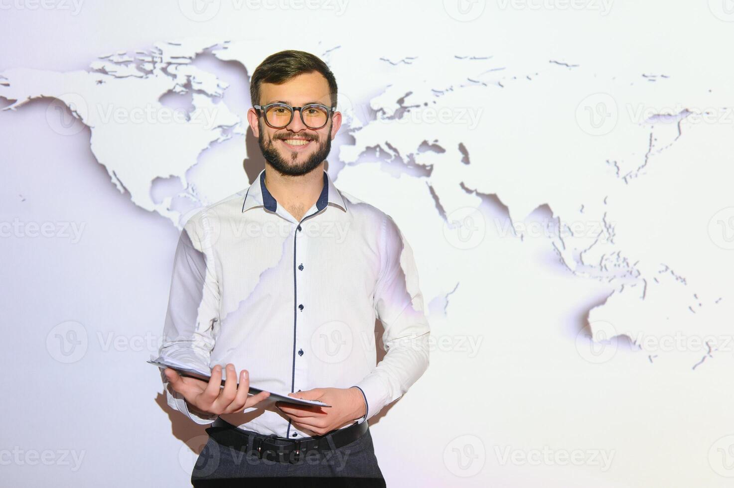 homem de negocios em a fundo do a mundo mapa, internacional economia. foto