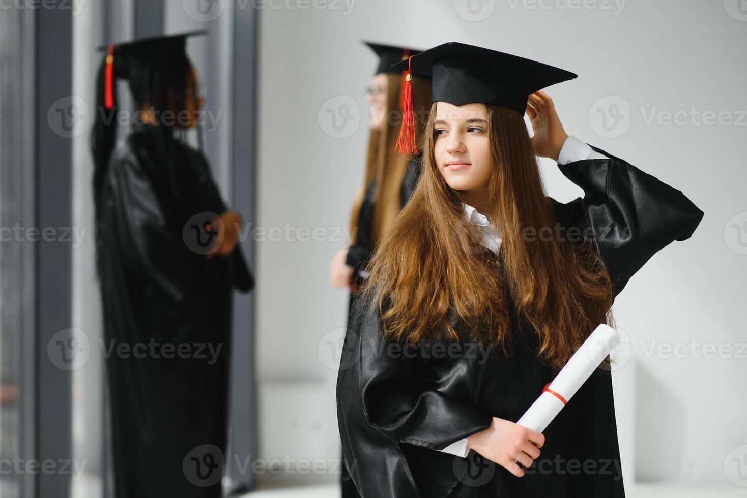 mulher retrato em dela graduação dia. universidade. Educação, graduação e pessoas conceito. foto