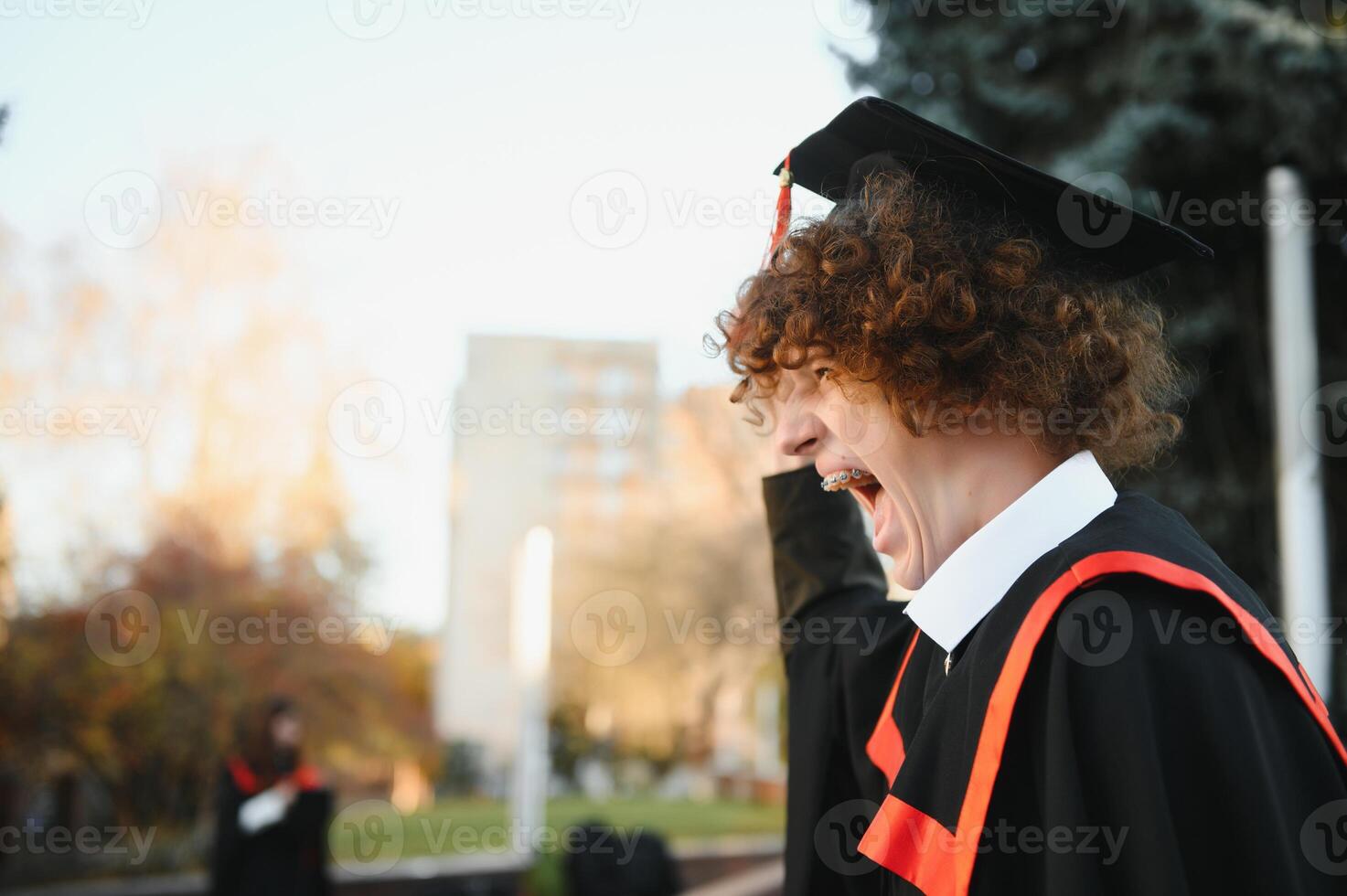 retrato do uma confiante e alegre jovem graduado com uma diploma. homem é pronto para a Próximo degrau dentro dele vida. foto