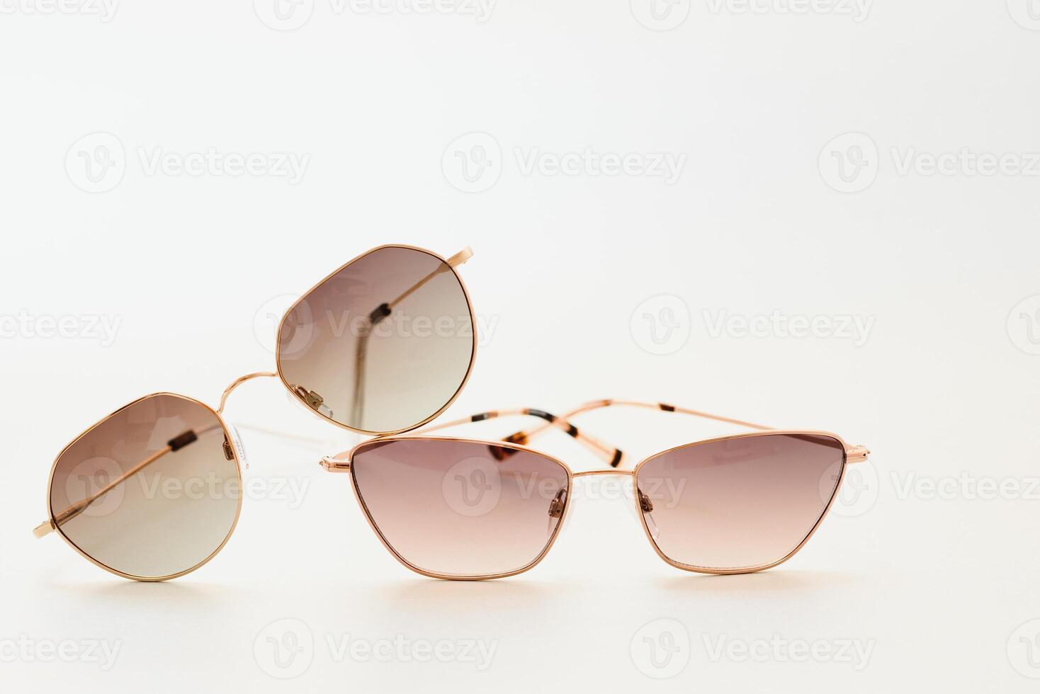 óculos de sol isolados no fundo branco foto