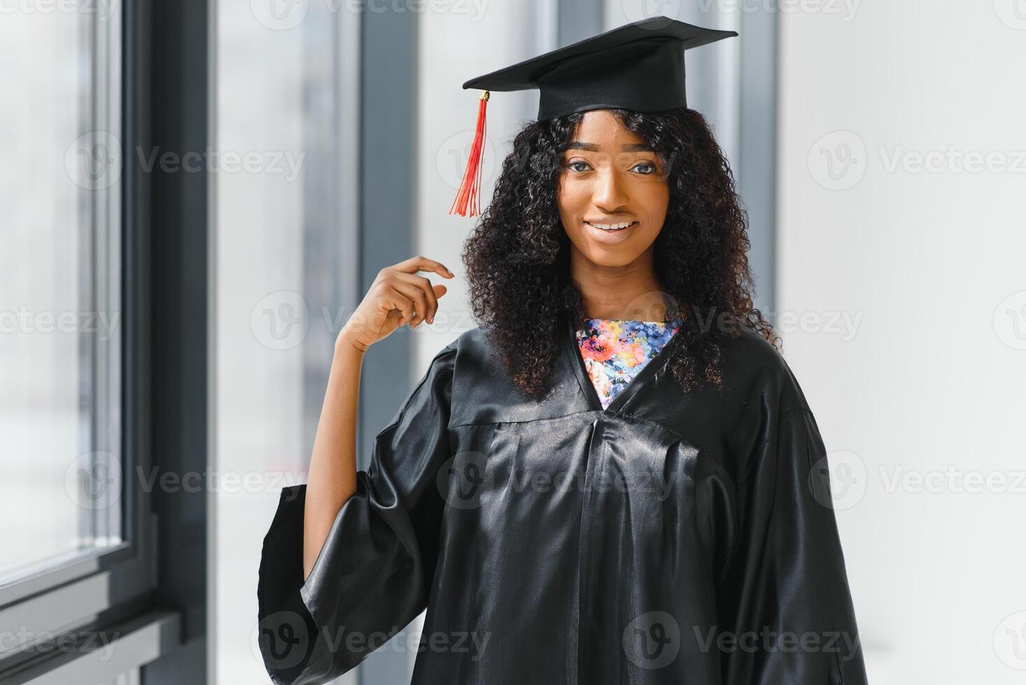 lindo africano fêmea aluna com graduação certificado foto