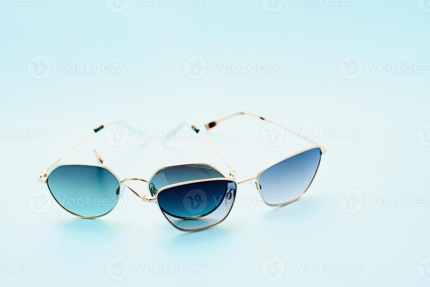 conceptual elegante oculos de sol isolado em branco fundo. Sol óculos verão acessórios Como Projeto elemento para promo ou publicidade bandeira. Alto qualidade óculos de sol em branco fundo foto