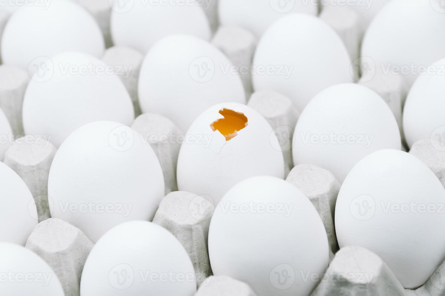 branco cru frango ovos e sozinho quebrado ovo dentro uma bandeja topo Visão foto