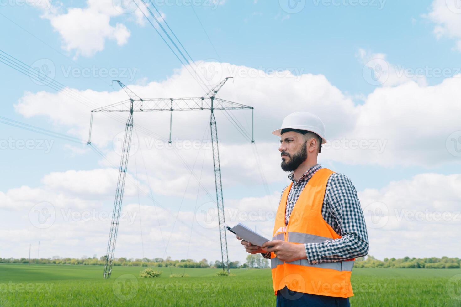 engenheiro trabalhando perto transmissão linhas. elétrico engenheiro Verificações Alto Voltagem linhas. transmissão torres foto