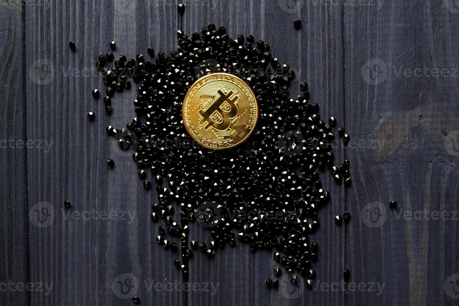 dourado bitcoin em uma Preto jóias. ouro moeda do criptomoeda. foto