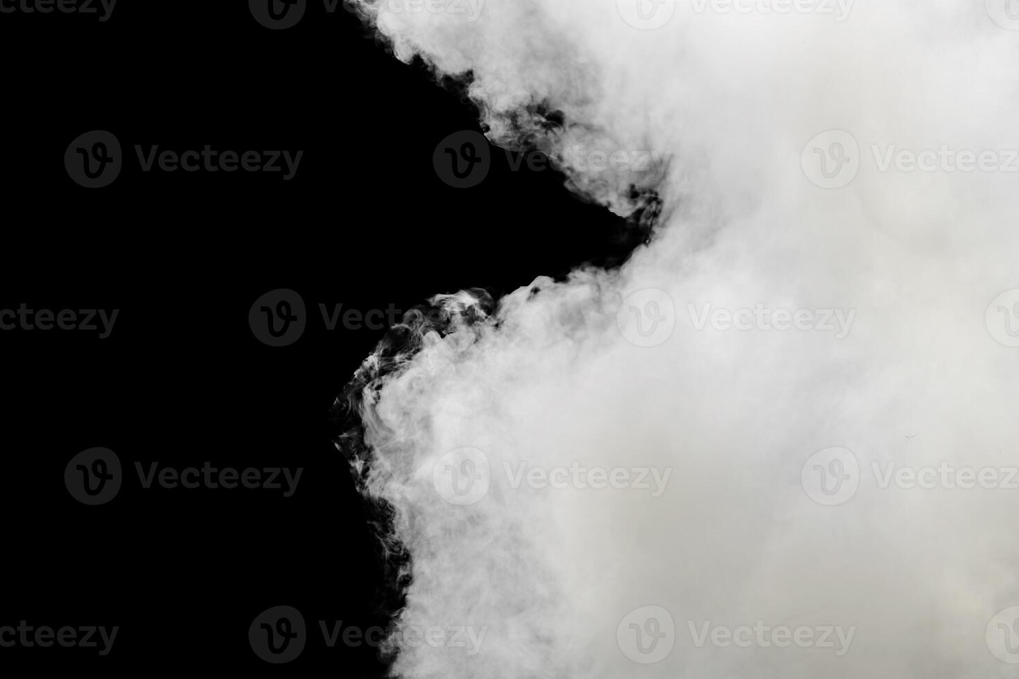 branco névoa, nuvem ou fumaça isolado em Preto fundo. gráfico recurso. sobreposição foto