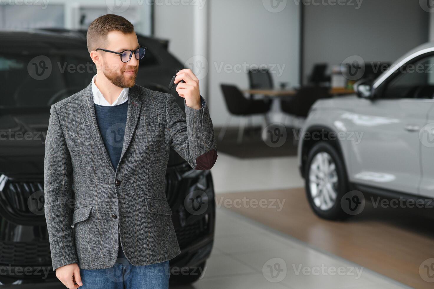 Boa olhando, alegre e amigáveis vendedor poses dentro uma carro salão ou showroom. foto