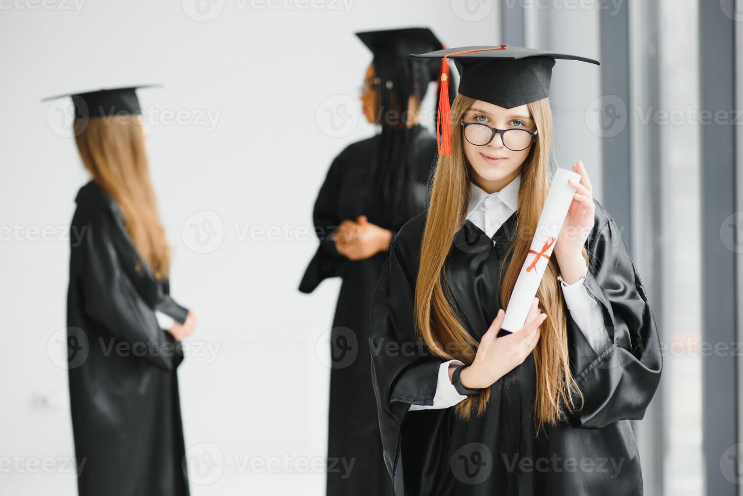 retrato do multirracial graduados segurando diploma foto