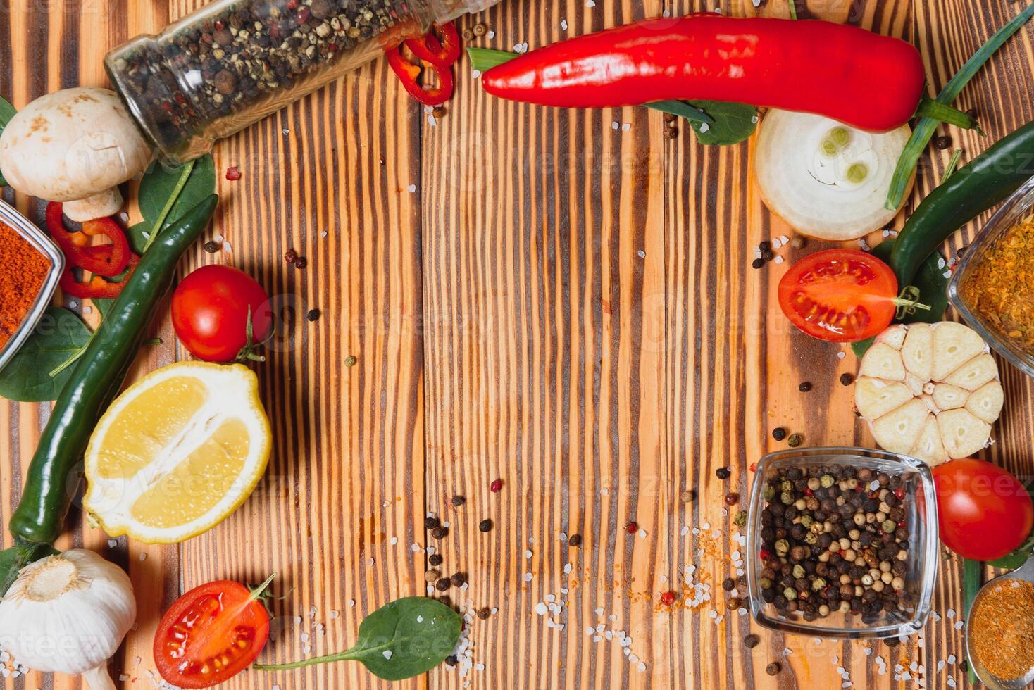 cozinhando mesa. fundo com especiarias e legumes. topo visualizar. livre espaço para seu texto. foto