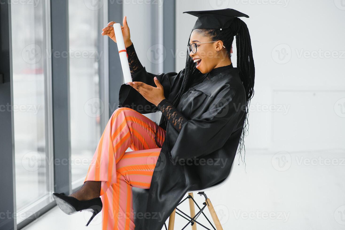 alegre estudante de graduação americano africano com diploma na mão foto