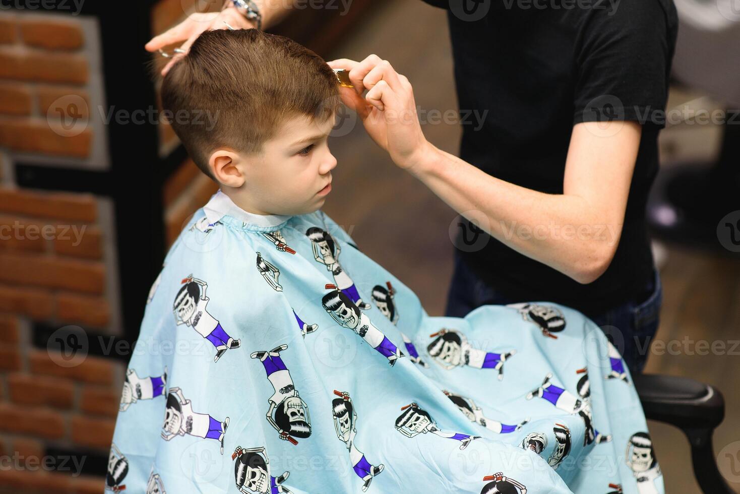 alegre caucasiano Garoto obtendo Penteado dentro barbearia foto