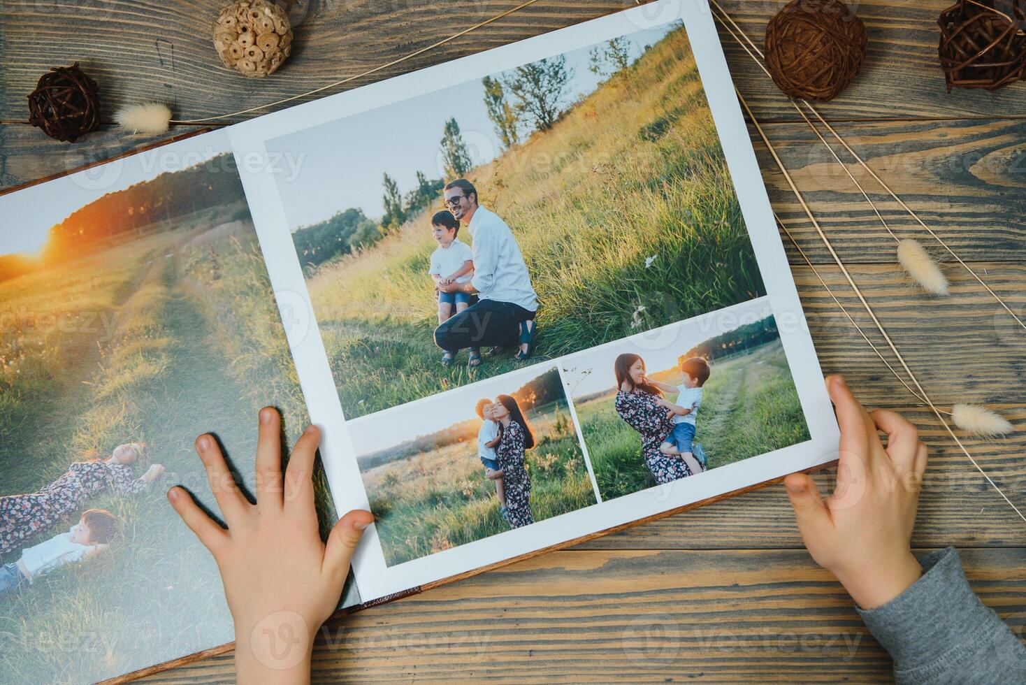 luxo de madeira foto livro em natural fundo. família recordações álbum de fotos. Salve  seu verão período de férias recordações.