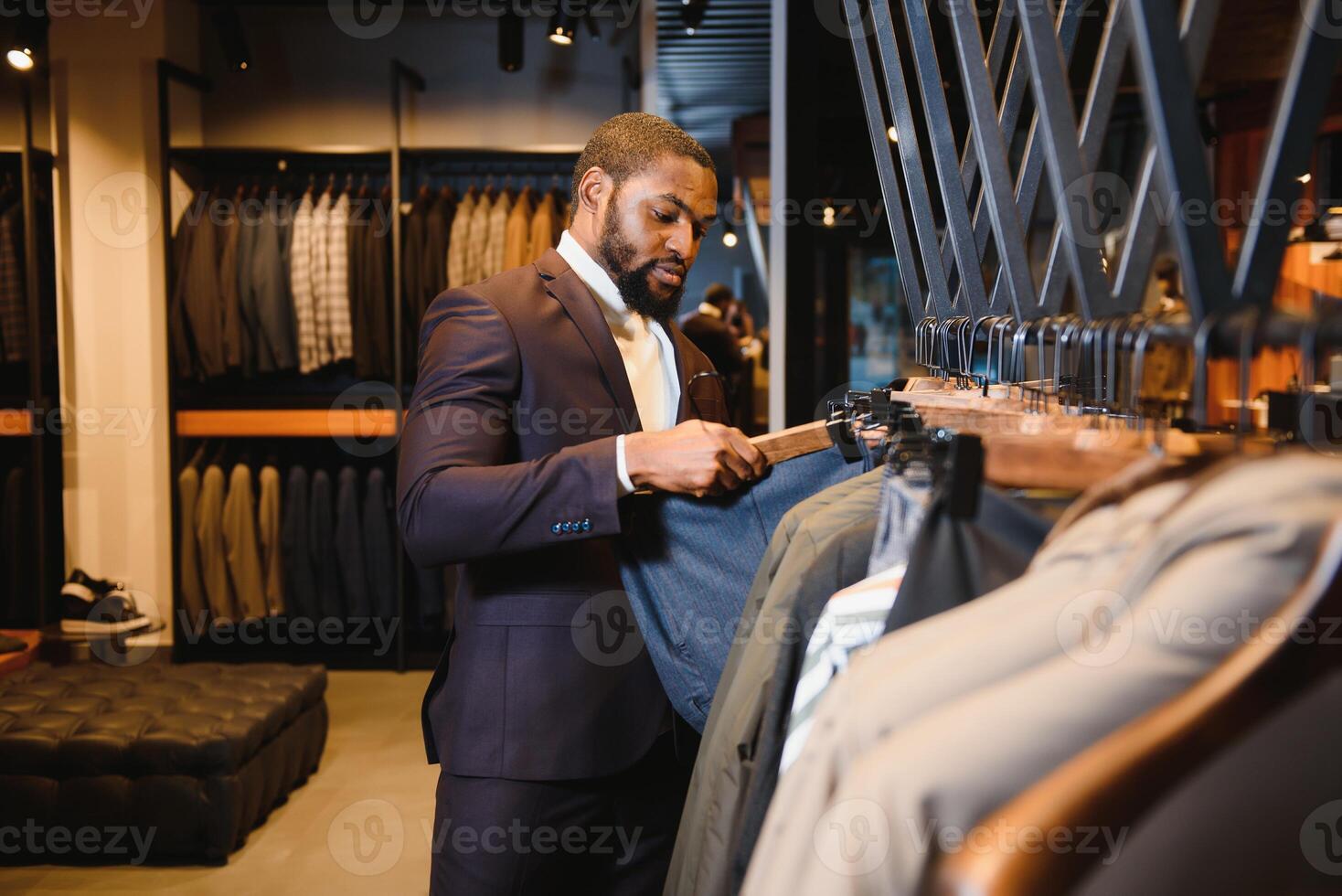 africano americano homem, roupas loja, escolhe roupas foto