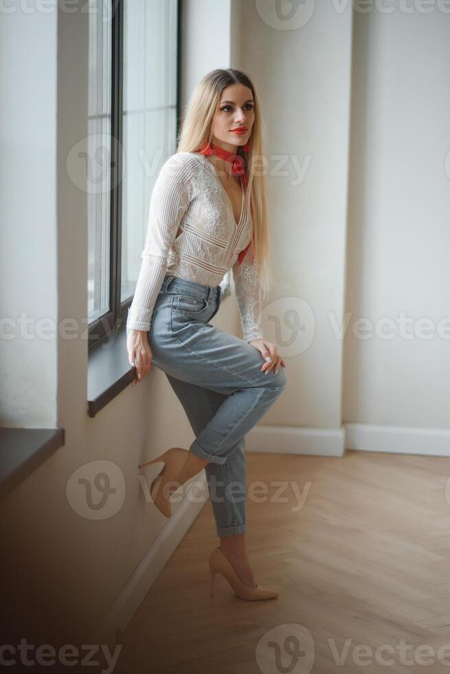 sexy jovem mulher. menina posando em parede dentro estúdio. foto