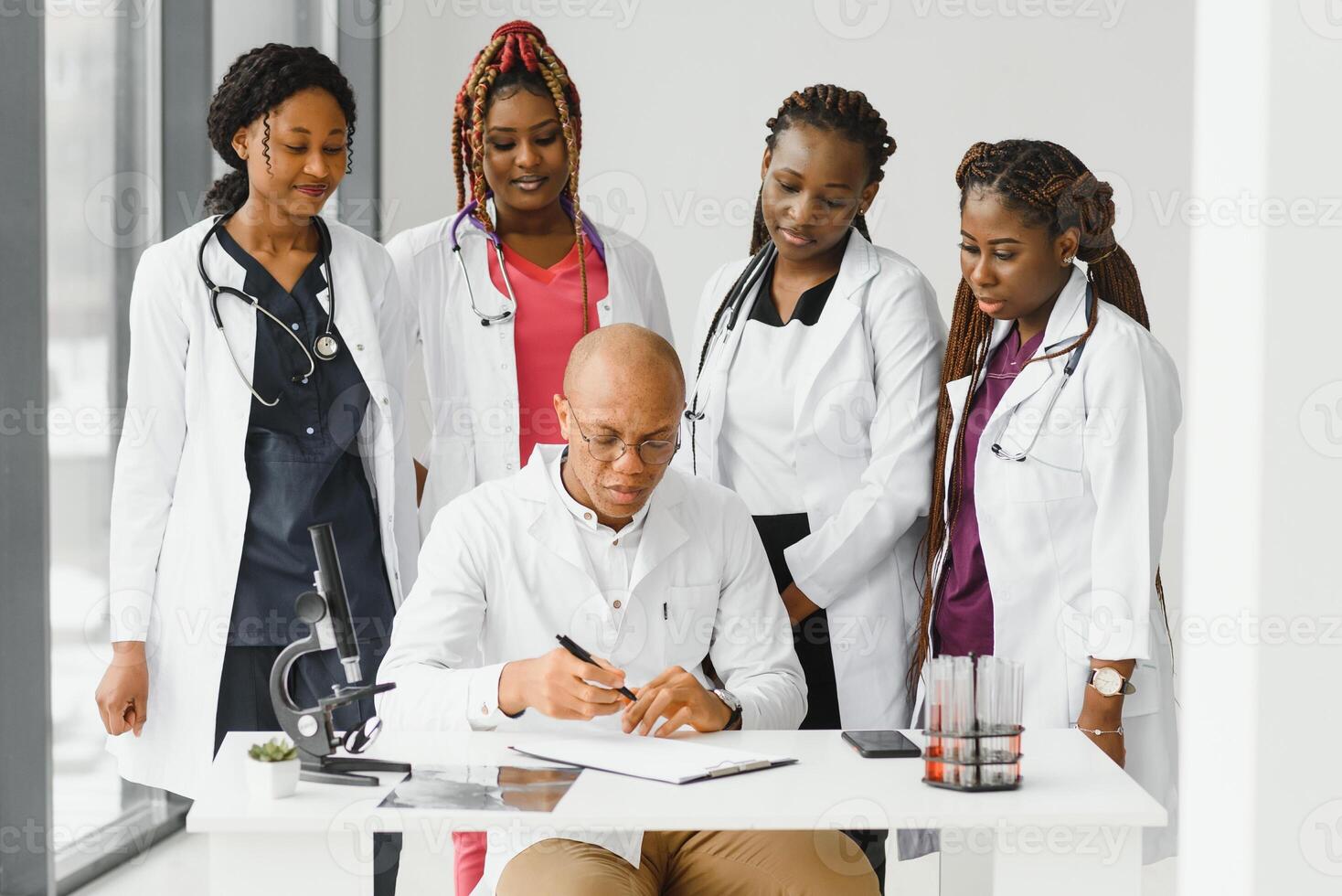 grupo do africano americano médico e enfermeira dentro hospital ala. foto