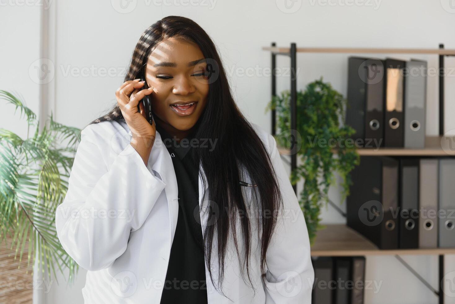 medicamento, pessoas e cuidados de saúde conceito - africano americano fêmea médico ou enfermeira às hospital. foto