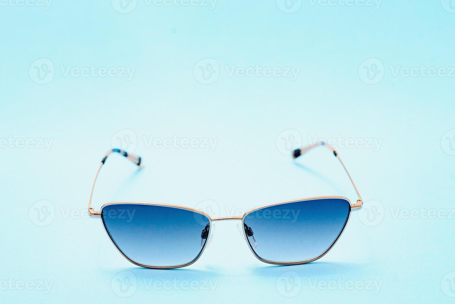 lindo na moda oculos de sol em uma clássico azul pantone cor do a ano fundo foto