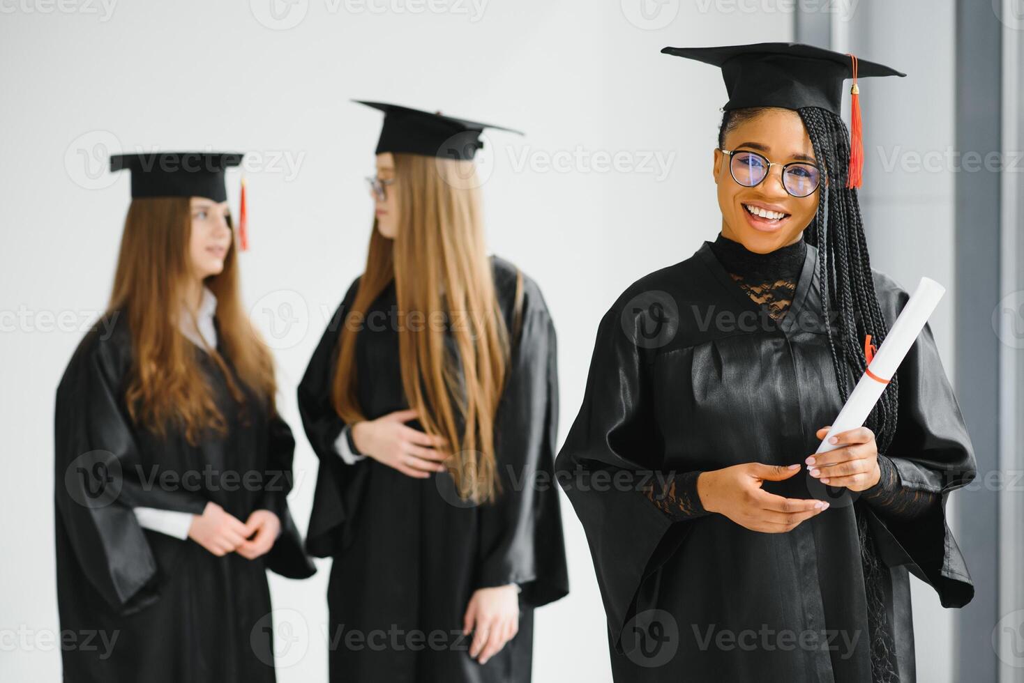 mulher retrato em dela graduação dia. universidade. Educação, graduação e pessoas conceito. foto