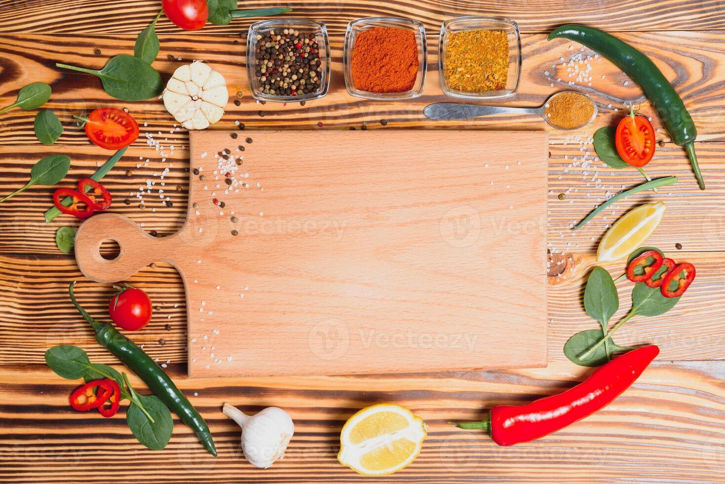composição com de madeira borda e ingredientes para cozinhando em mesa foto