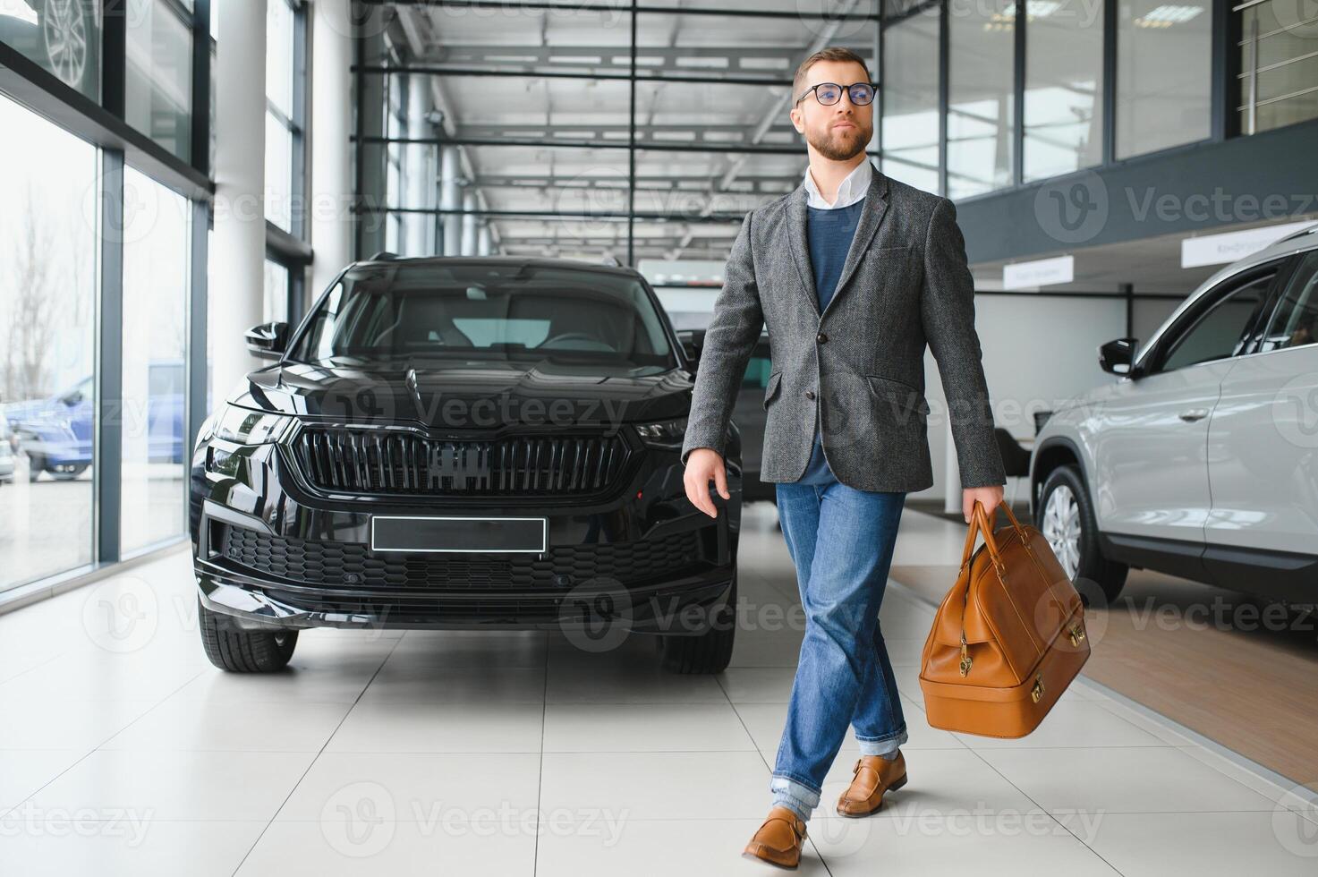 homem adulto cliente masculino comprador cliente desgasta clássico terno branco camisa escolhe auto foto