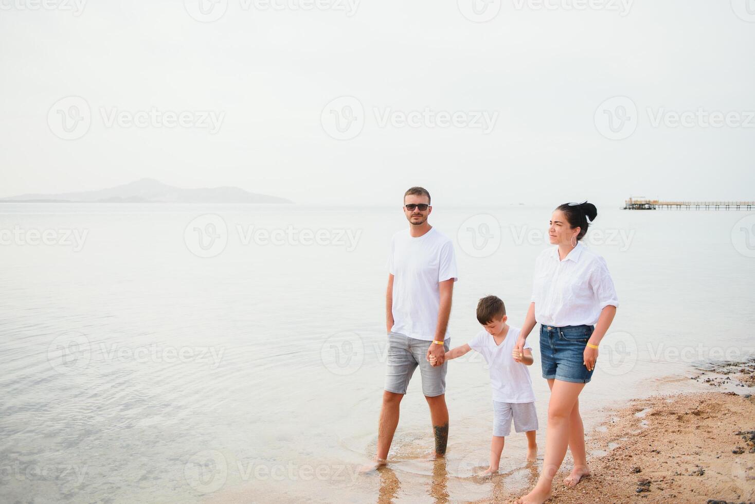 fofa feliz família tendo Diversão em luxo tropical recorrer, mãe com criança, verão feriados, amor conceito foto