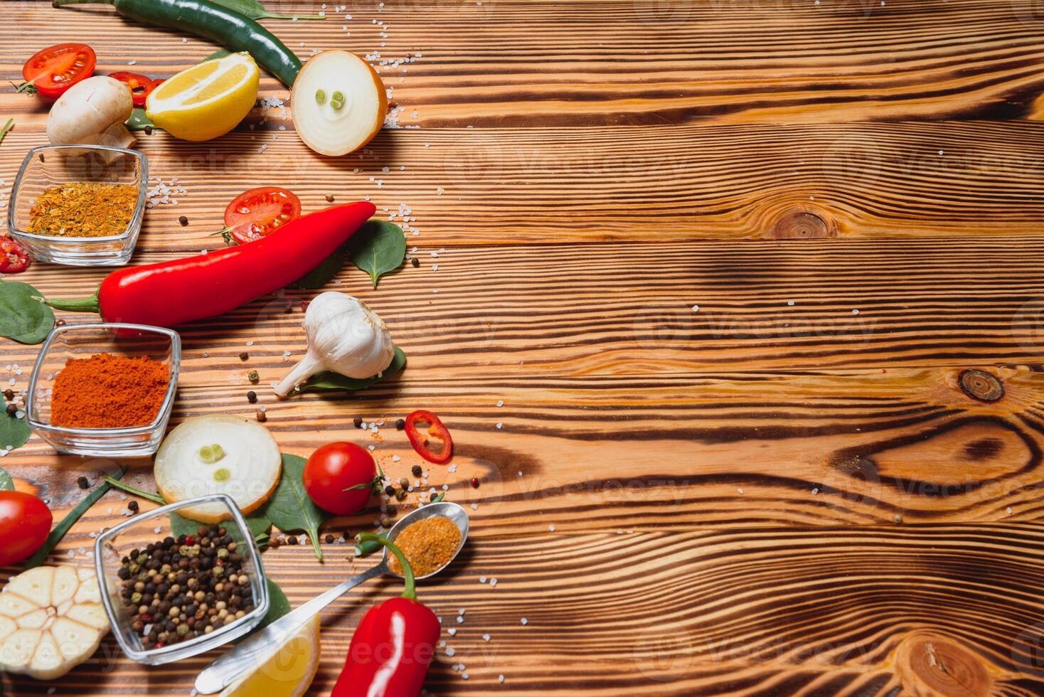 cozinhando mesa. fundo com especiarias e legumes. topo visualizar. livre espaço para seu texto. foto