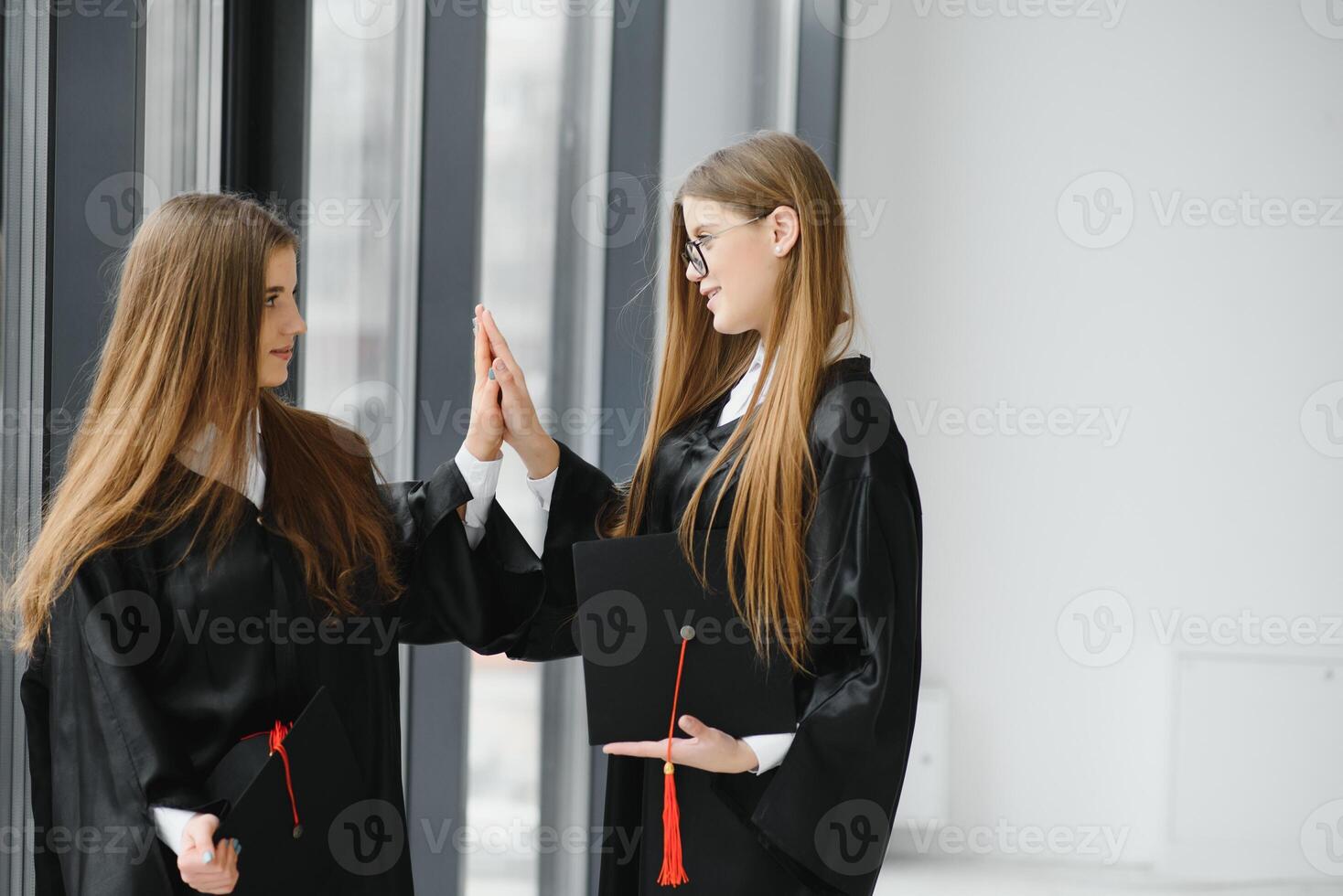 mulher retrato em dela graduação dia. universidade. Educação, graduação e pessoas conceito. foto