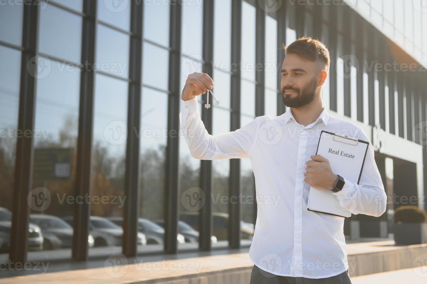 homem de negocios ou real Estado agente pronto para discutir o negócio e carrinhos contra Novo construção foto