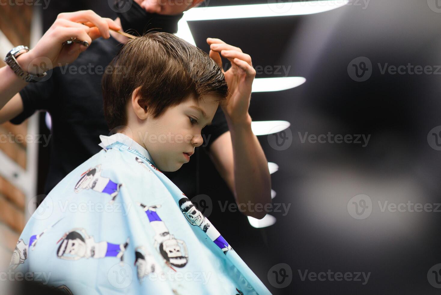 alegre caucasiano Garoto obtendo Penteado dentro barbearia foto