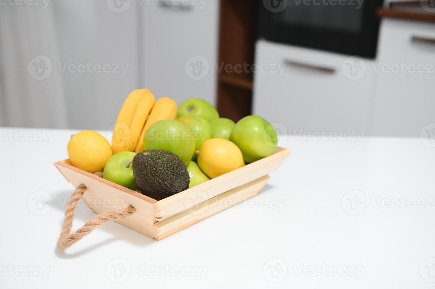 feito à mão kraft caixa com frutas e legumes em cozinha fundo. foto