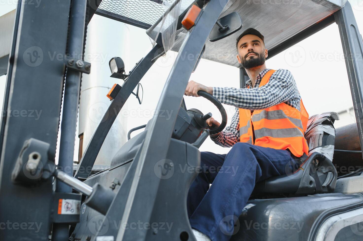 homem trabalhando às armazém e dirigindo empilhadeira foto