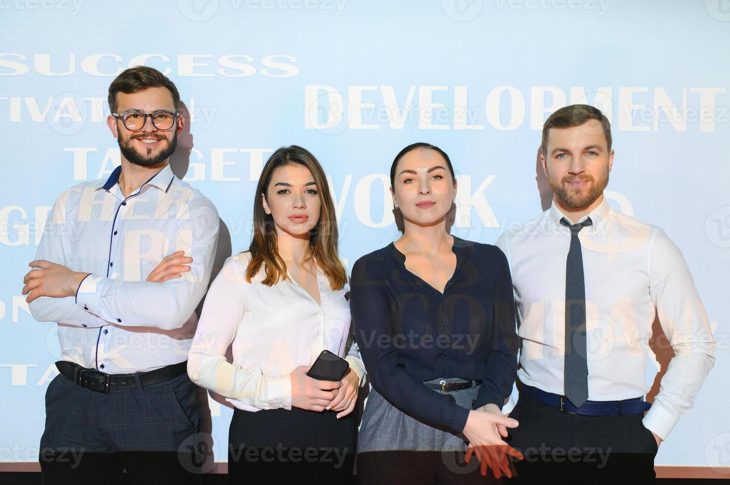 grupo do o negócio pessoas sorridente em Câmera. frente Visão foto