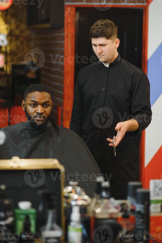 visitando barbearia. africano americano homem dentro uma à moda barbeiro fazer compras foto