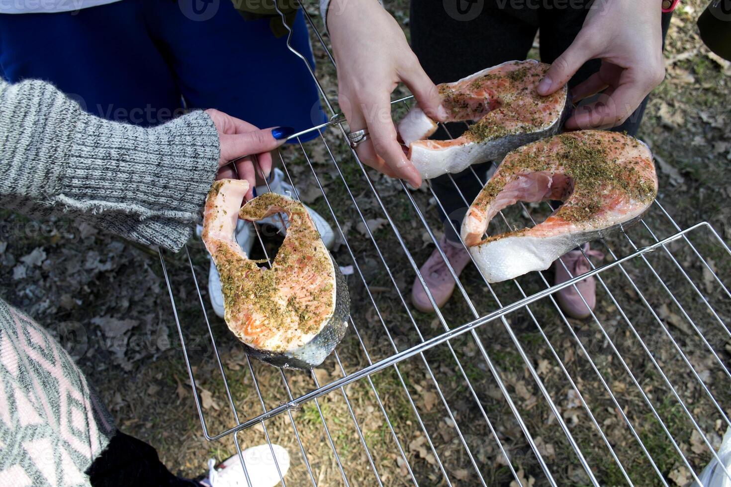 preparação do truta dentro especiarias para assado em churrasco ar livre. foto