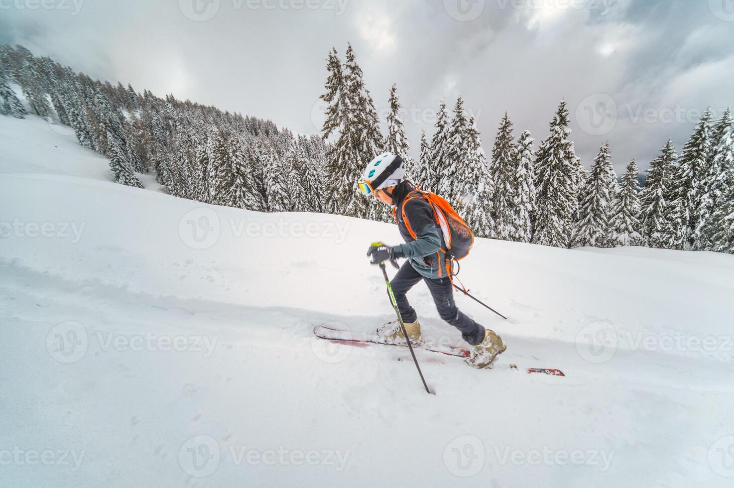 pequeno Garoto durante esqui montanhismo prática foto