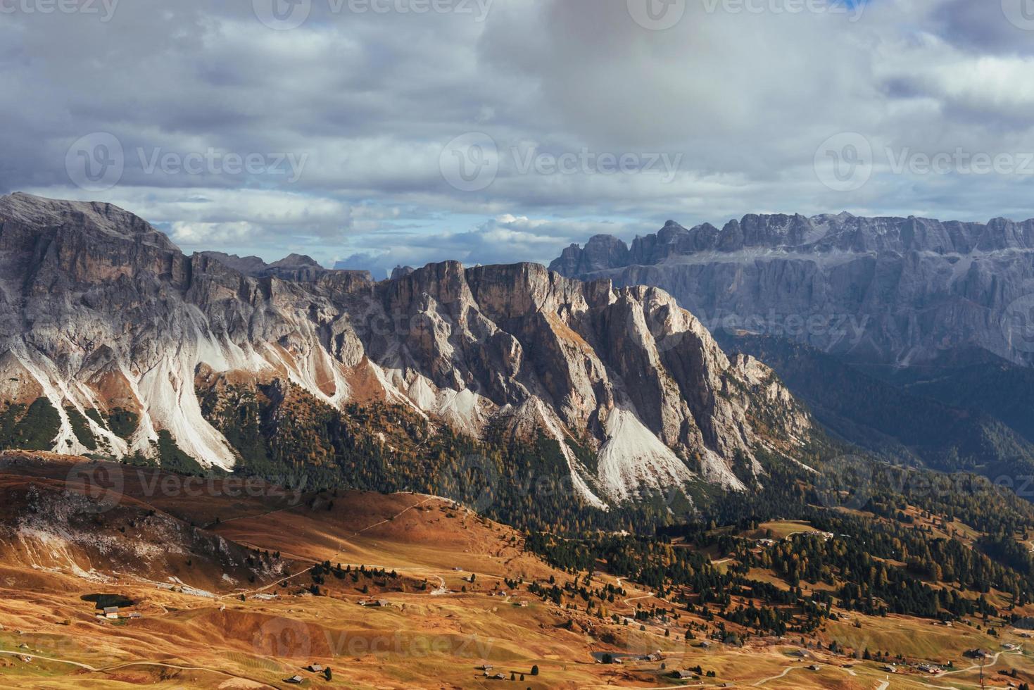 distante. impressionantes colinas das montanhas dolomitas seceda durante o dia foto