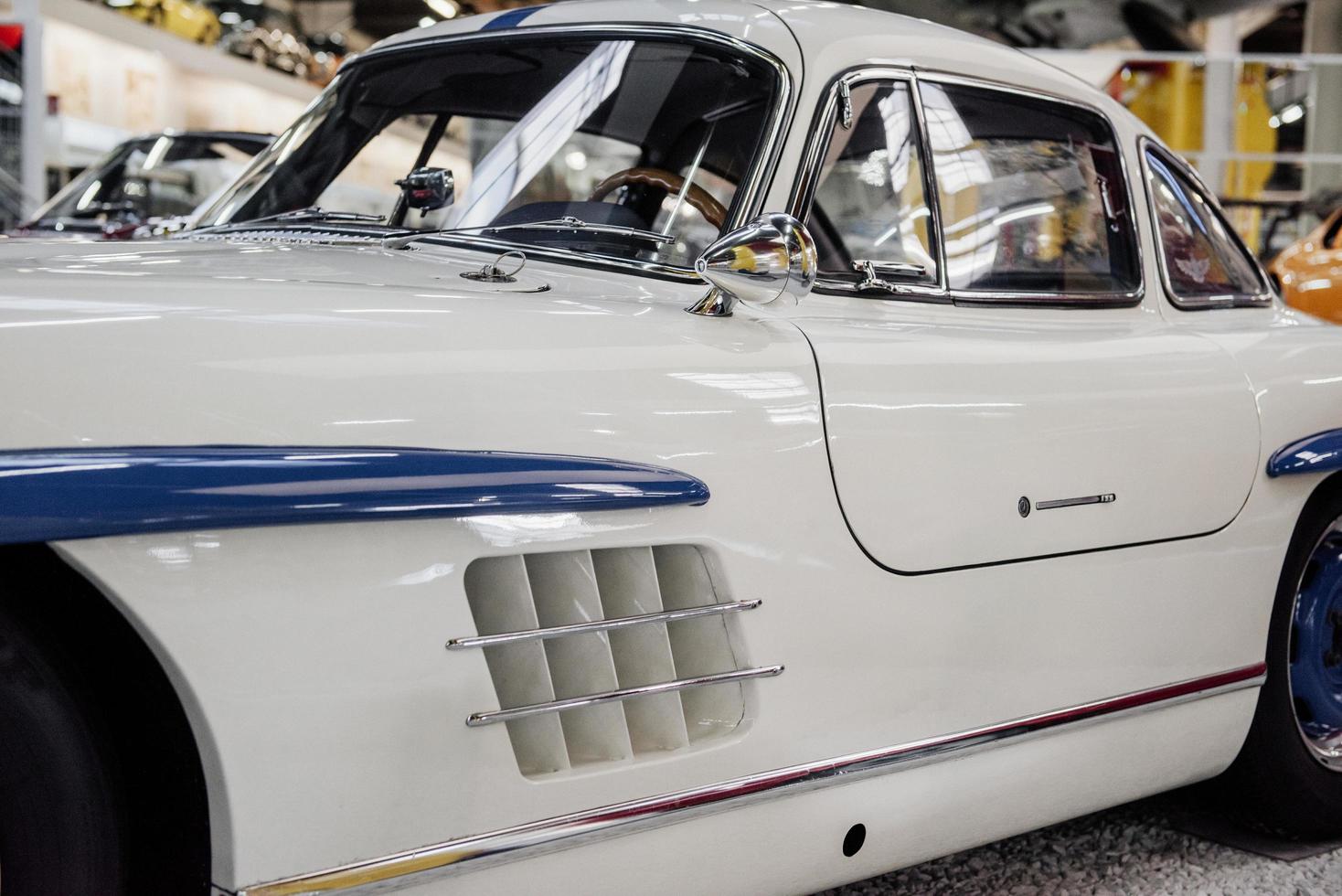 sinsheim, alemanha - 16 de outubro de 2018 museu technik. carro vintage branco com peças azuis. exposição de automóveis foto