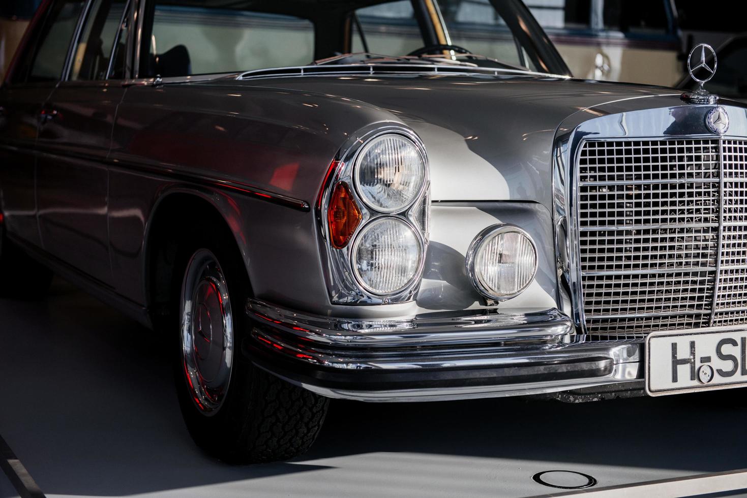 estugarda, alemanha - 16 de outubro de 2018 museu mercedes. nas sombras. carro retro prateado capturado de frente foto