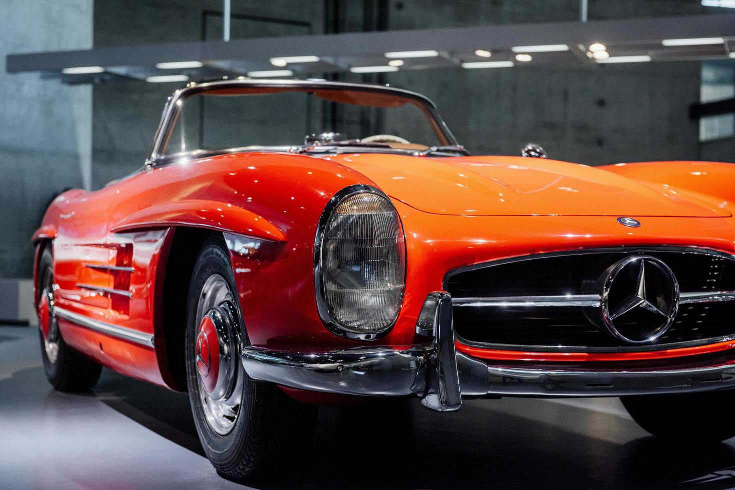 estugarda, alemanha - 16 de outubro de 2018 museu mercedes. lado direito. lindo carro retrô cor de laranja capturado de frente foto