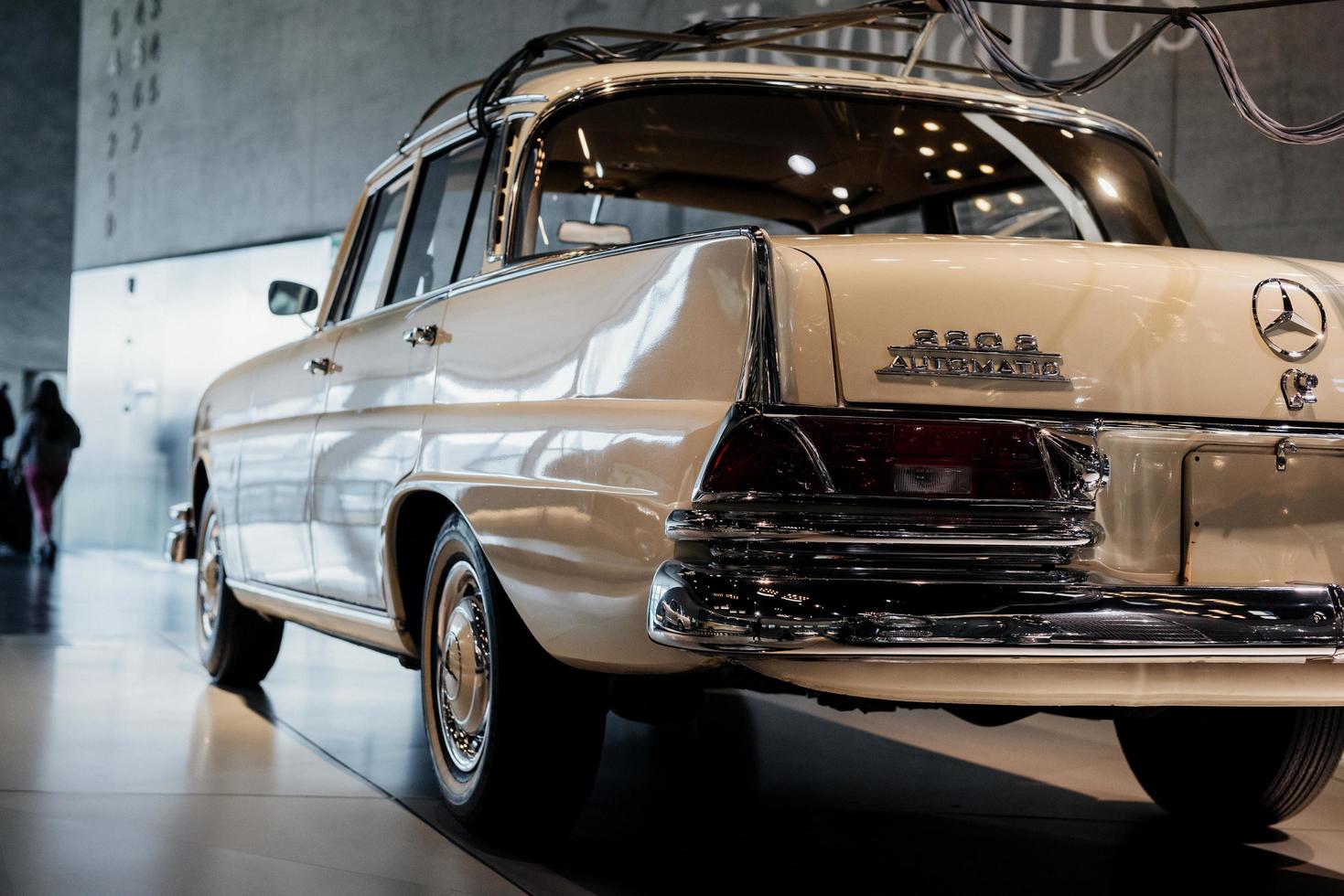 estugarda, alemanha - 16 de outubro de 2018 museu mercedes. foto de trás. carro marrom da coleção retrô estacionado no salão do automóvel