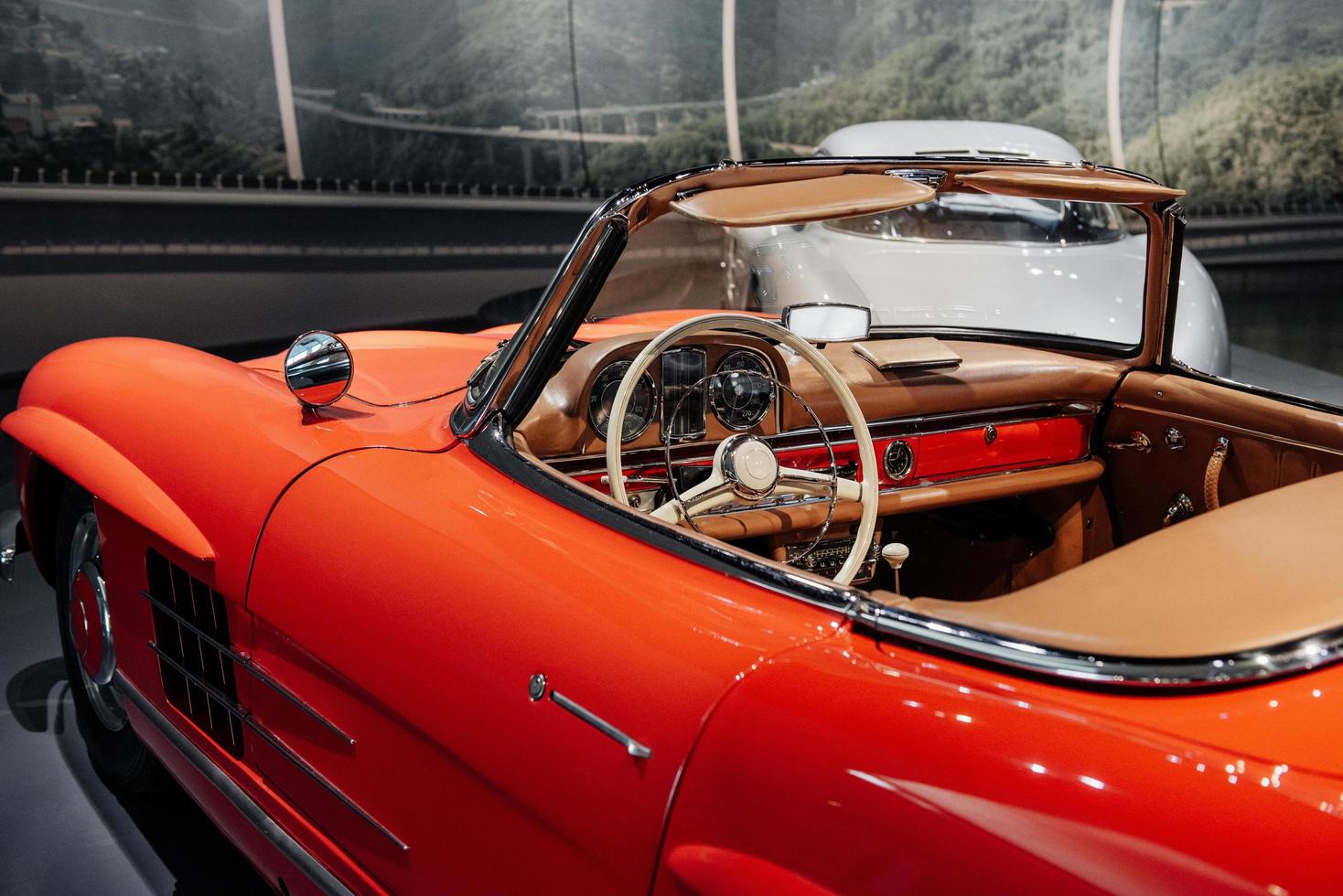 dentro de um carro vintage vermelho brilhante parado em uma exposição de automóveis foto