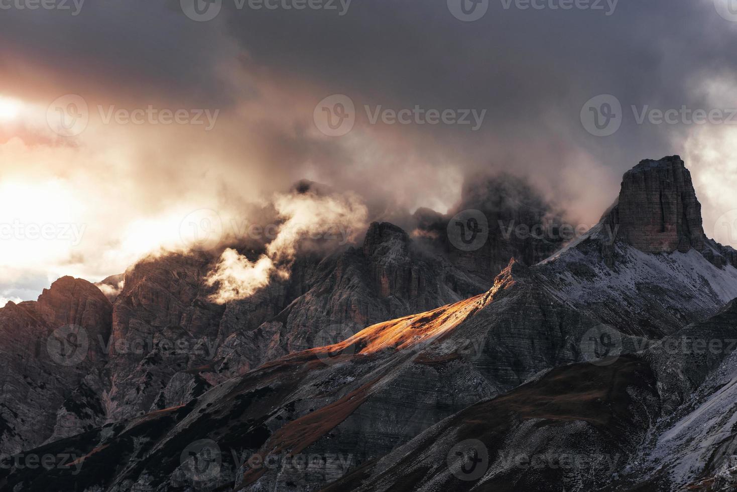 é tudo uma questão de capturar o momento. foto de majestosas montanhas de dolomita perto do auronzo di cadore sob luz parcial do sol